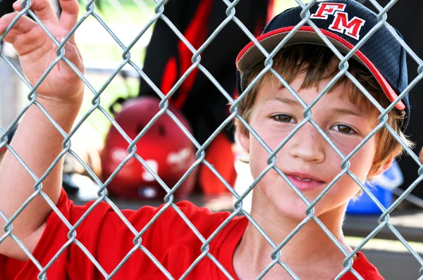 Mládež baseballový hráč v krytu — Stock fotografie