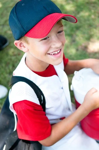 Kleiner Baseballspieler nach Spiel glücklich. — Stockfoto