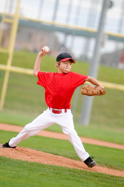 Pitcher in red jersey throwing the pitch. — Stock Photo, Image