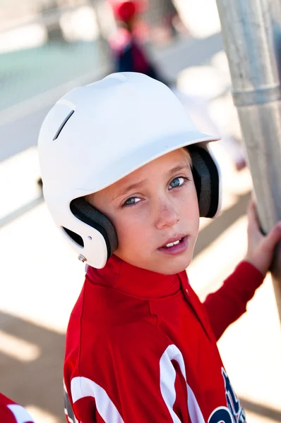 Jugador de béisbol de liga LIttle en dugout — Foto de Stock