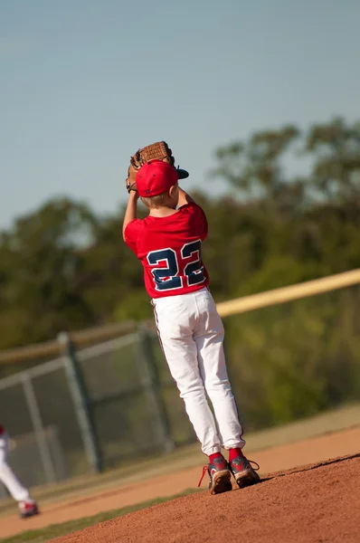 Ungdom pitcher kontrollera andra basen — Stockfoto