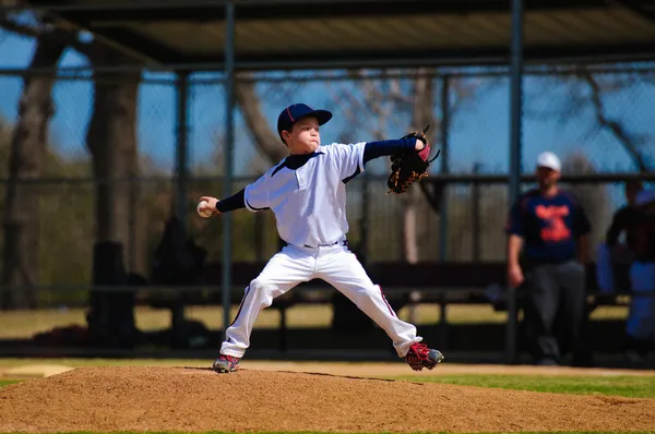 Baseballschläger wirft Ball in den Teig — Stockfoto