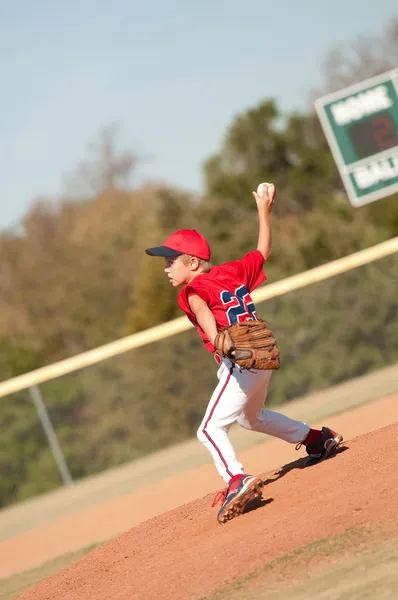 Pitcher throwing ball to the batter — Stock Photo, Image