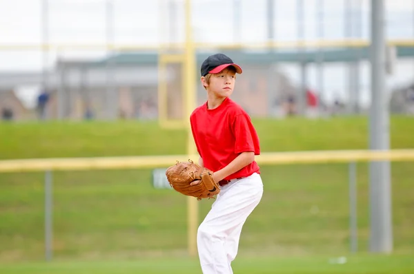 Lancia da baseball giovanile in jersey rosso — Foto Stock