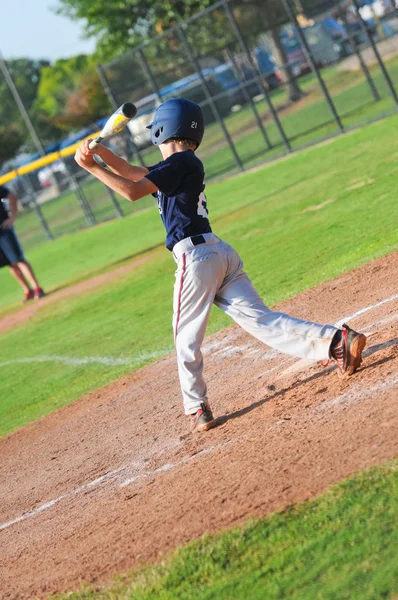 Pre-tonåring basebollspelare på bat — Stockfoto