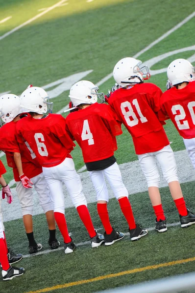 Young football players on sidelines — Stock Photo, Image