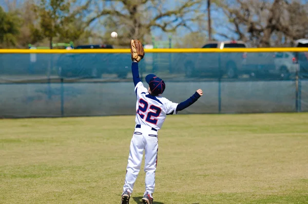 Outfielder juvenil captura de pelota — Foto de Stock