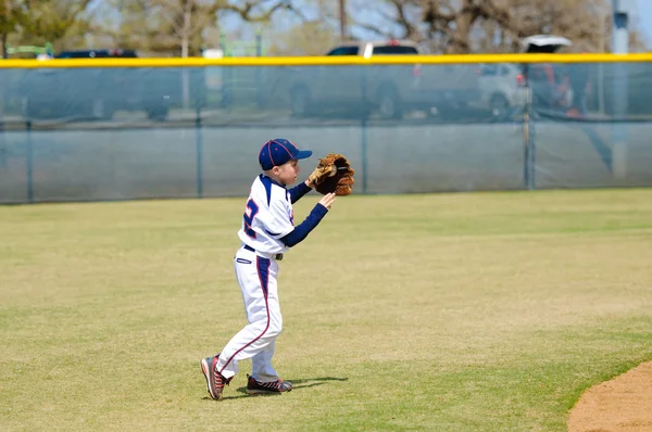 Youth shortstop about to throw ball — Stock Photo, Image