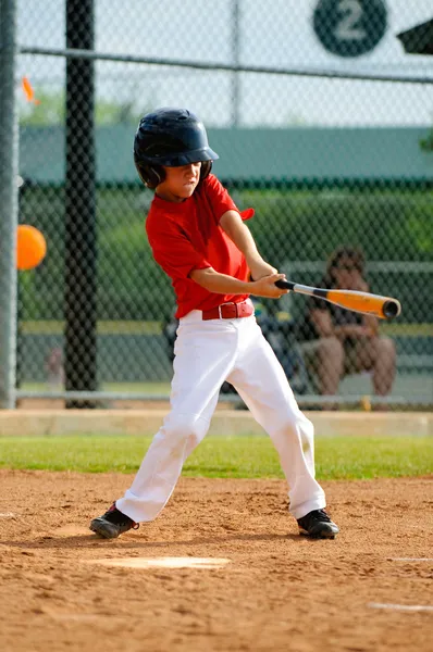 Joueur de baseball balançant chauve-souris — Photo