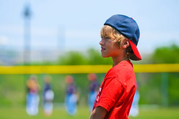 Мальчик стоит на бейсбольном поле — стоковое фото