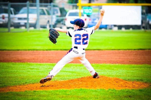 Arremessador de beisebol jovem — Fotografia de Stock