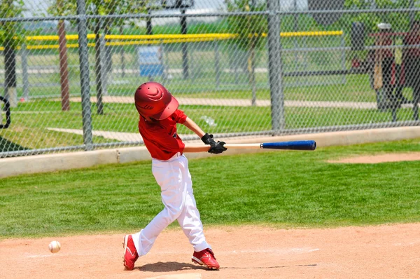 Jeune joueur de baseball balançant chauve-souris — Photo