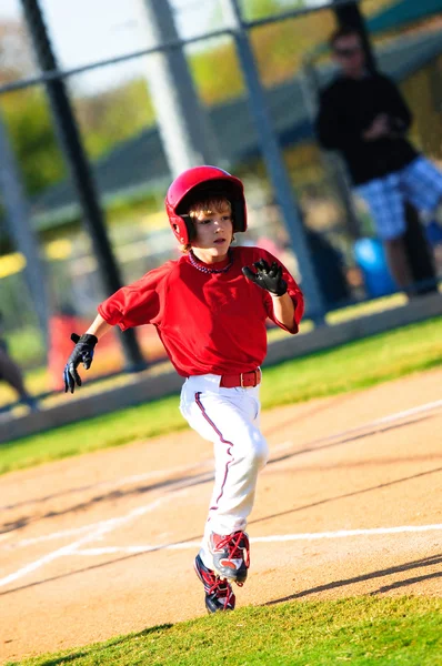 Μικρό πρωτάθλημα παίκτη του μπέιζμπολ που τρέχει — Φωτογραφία Αρχείου
