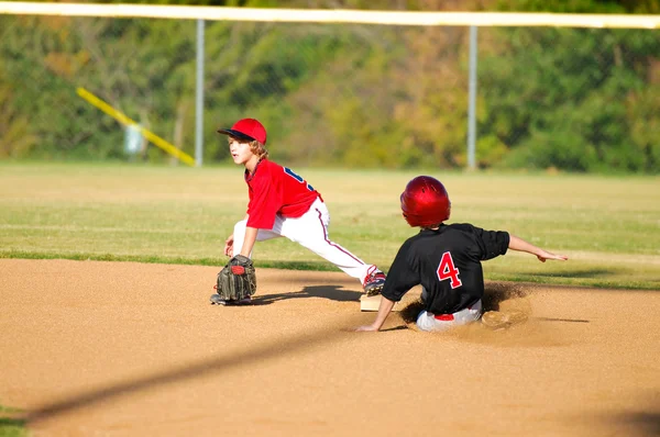 Little league player getting an out — Stock Photo, Image