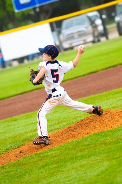 Unga baseball pitcher — Stockfoto