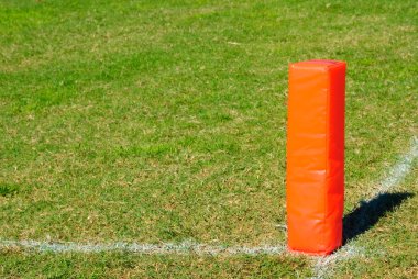 Turuncu futbol pilon