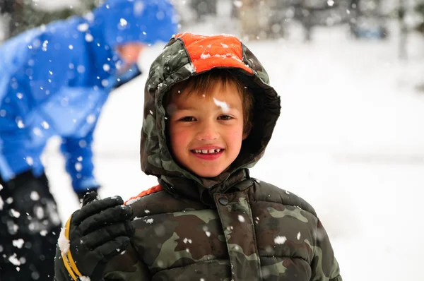 Giovane ragazzo fuori nella neve . — Foto Stock