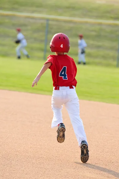Jogador de beisebol correndo as bases — Fotografia de Stock