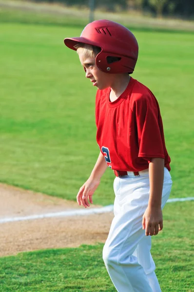 Honkbalspeler lopen over veld. — Stockfoto