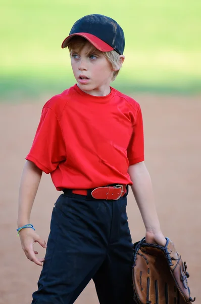 Бейсболист младшей лиги смотрит в сторону — стоковое фото