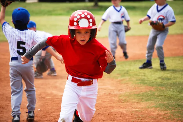 Baseballspieler läuft die Bases ab — Stockfoto