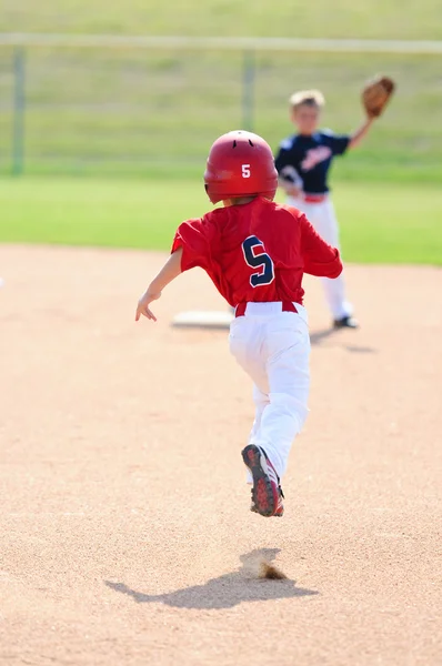 Baseball player körs till andra basen — Stockfoto