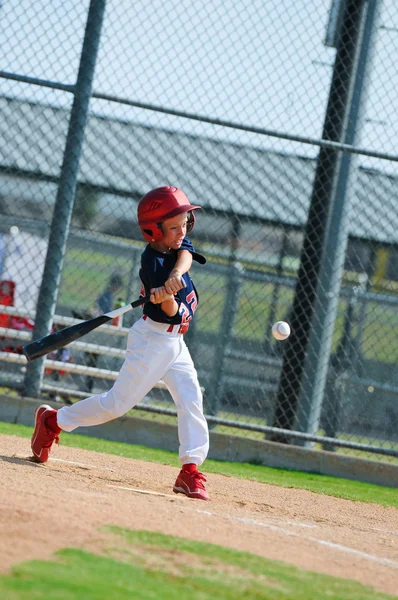 Baseballspieler schwingt Schläger — Stockfoto