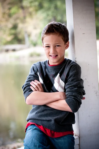 Porträt eines kleinen Jungen neben einer Stange — Stockfoto