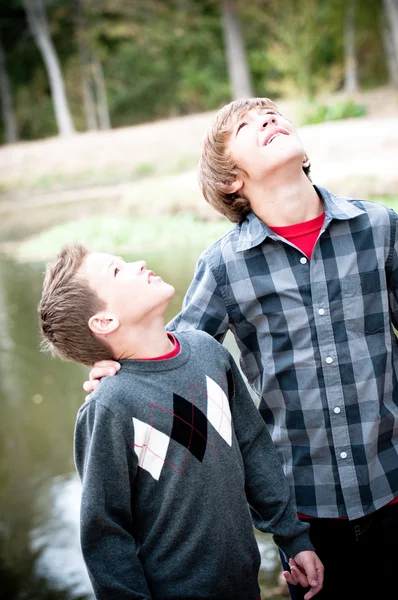 Two young boys looking up — Stock Photo, Image