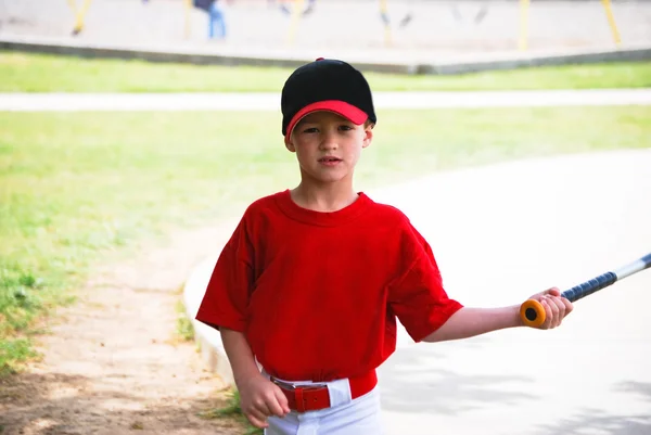 Pequeno jogador de beisebol segurando morcego — Fotografia de Stock