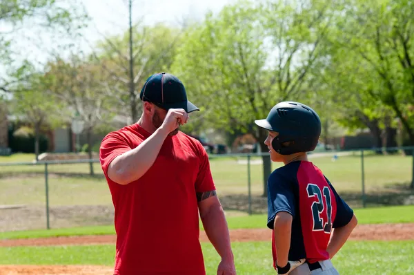 Тренер бейсбола и подросток — стоковое фото