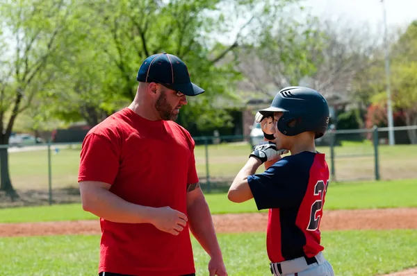 Trener i teen baseballista — Zdjęcie stockowe