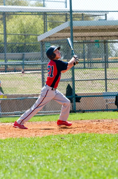 Joueur de baseball adolescent à la batte — Photo