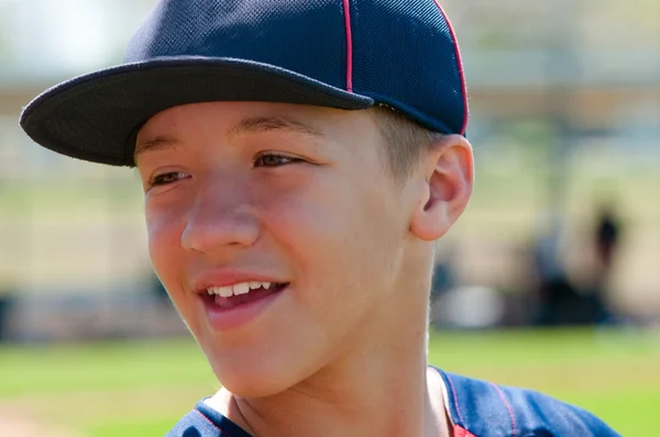 Adolescente béisbol chico hasta cerca —  Fotos de Stock