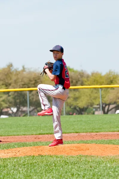 Pichet de baseball adolescent — Photo