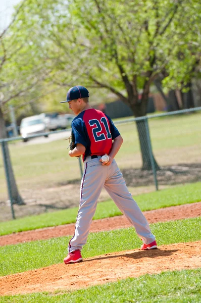 Pitcher baseball remaja — Stok Foto