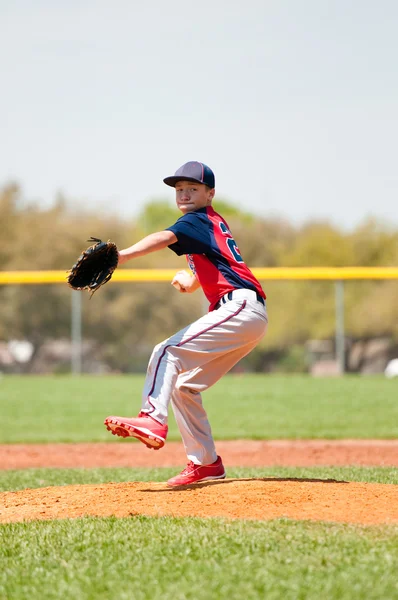 Pitcher throwing ball to the batter — Stock Photo, Image