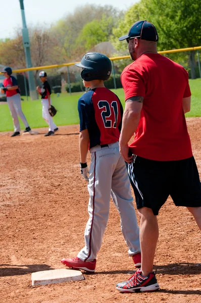 Tonåring baseballspelare och tränare — Stockfoto