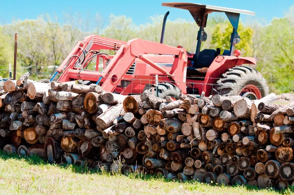 Stapel brandhout en trekker — Stockfoto