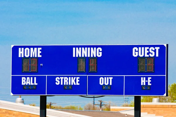 Baseball-Anzeigetafel mit blauem Himmel — Stockfoto