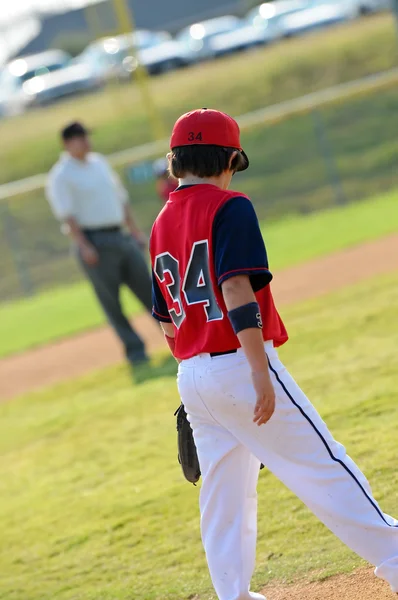 Menino de beisebol em campo durante o jogo — Fotografia de Stock