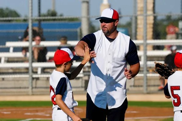 Little league honkbalspeler met coach — Stockfoto