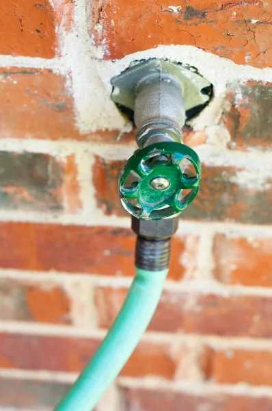 Un grifo de agua de una casa suburbana . — Foto de Stock