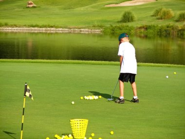 Genç çocuk golf oynamak