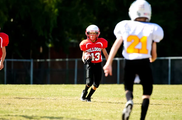 Giovani giocatori di football americano — Foto Stock