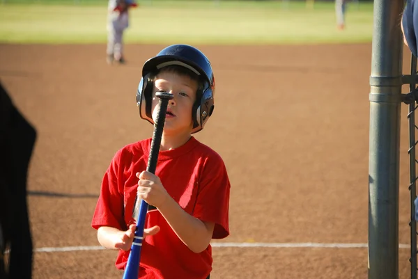 Menino de beisebol olhando para morcego — Fotografia de Stock