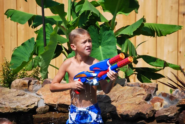 小男孩用水把枪 — 图库照片