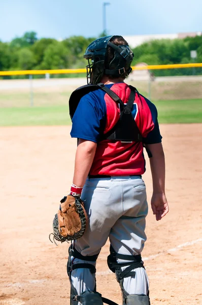 Tonåring baseball catcher ständiga — Stockfoto