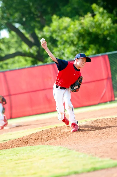 Genç çocuk baseball sürahi — Stok fotoğraf