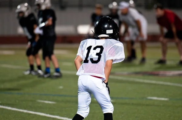 Junge amerikanische Fußballspieler in Position — Stockfoto